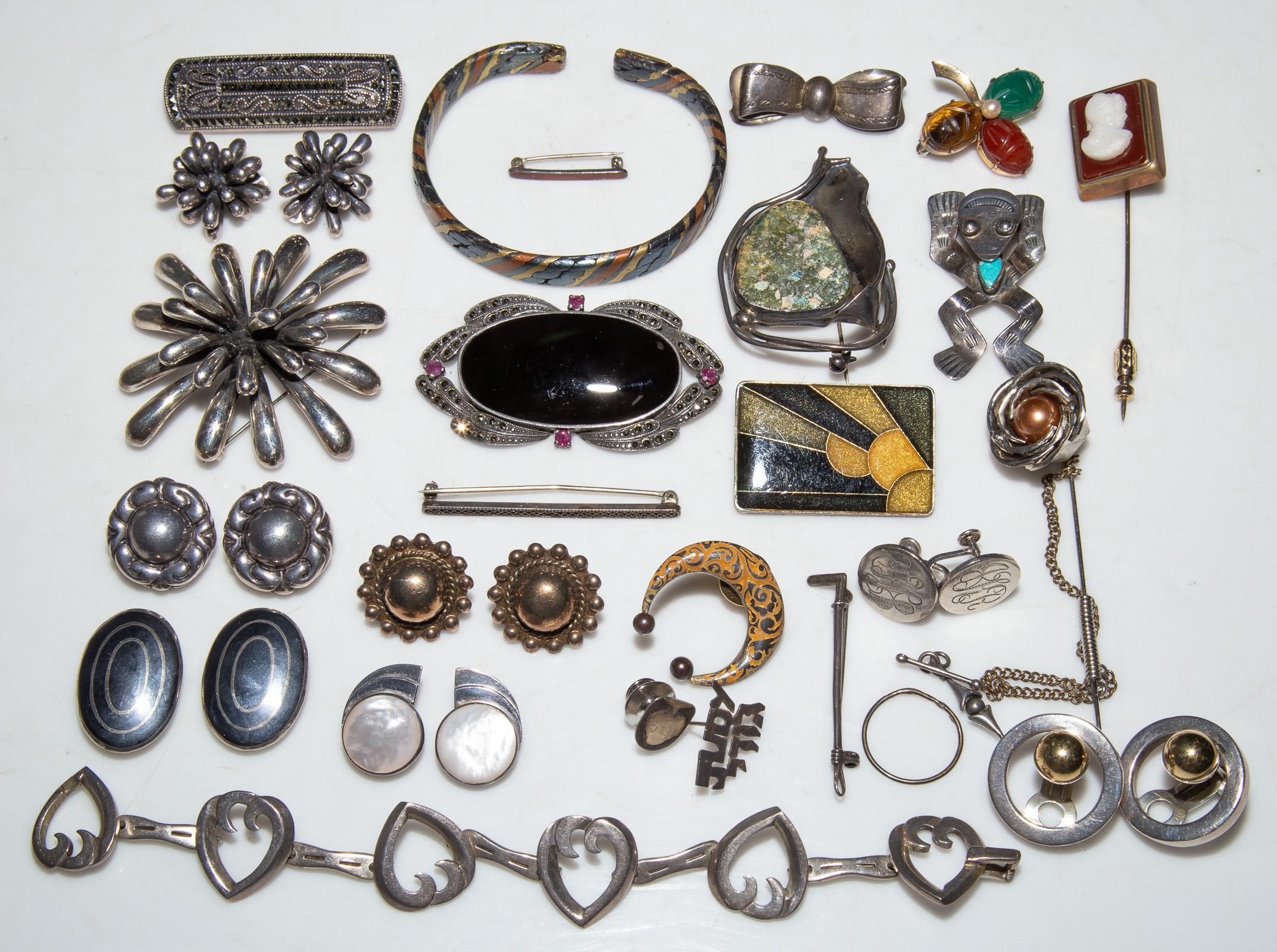 A SELECTION OF JEWELRY Includes clip-on-earrings,