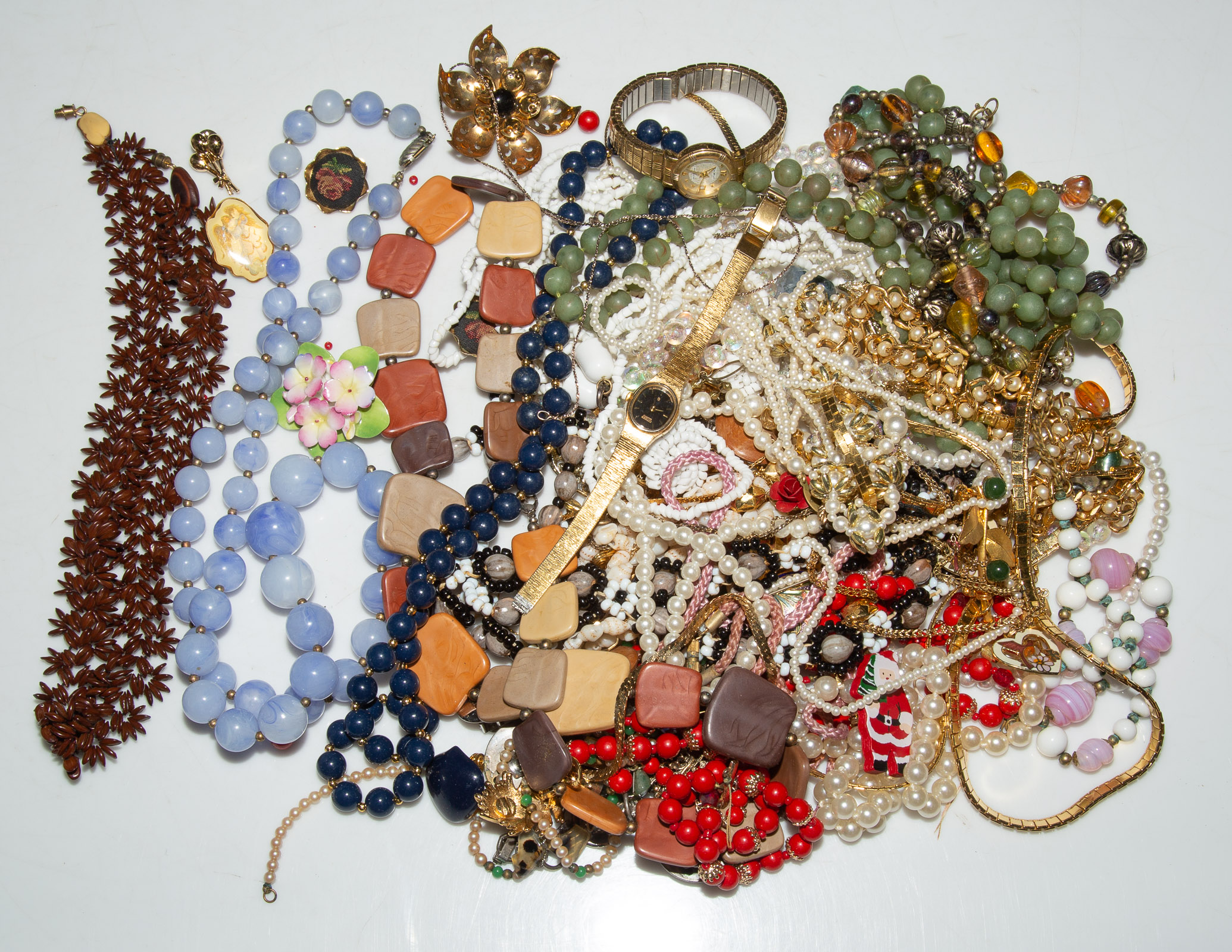 A COLLECTION OF NECKLACES, BROOCHES