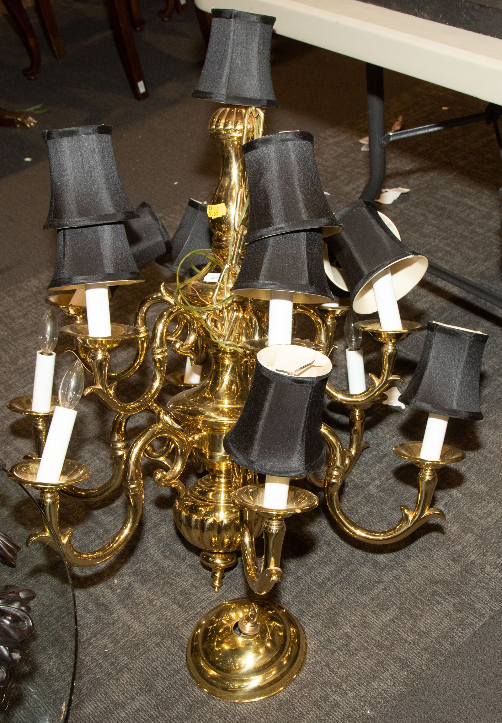 LARGE BRASS CHANDELIER With twelve 289aa9