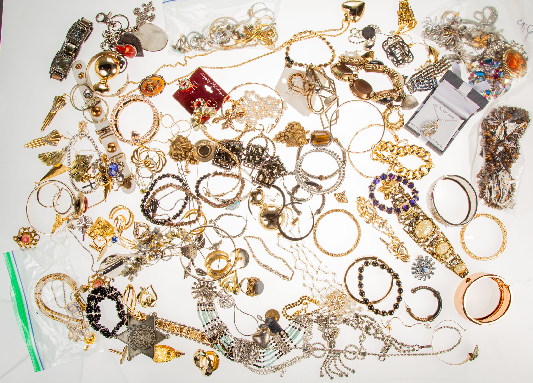 AN ASSORTMENT OF COSTUME JEWELRY 289bb2