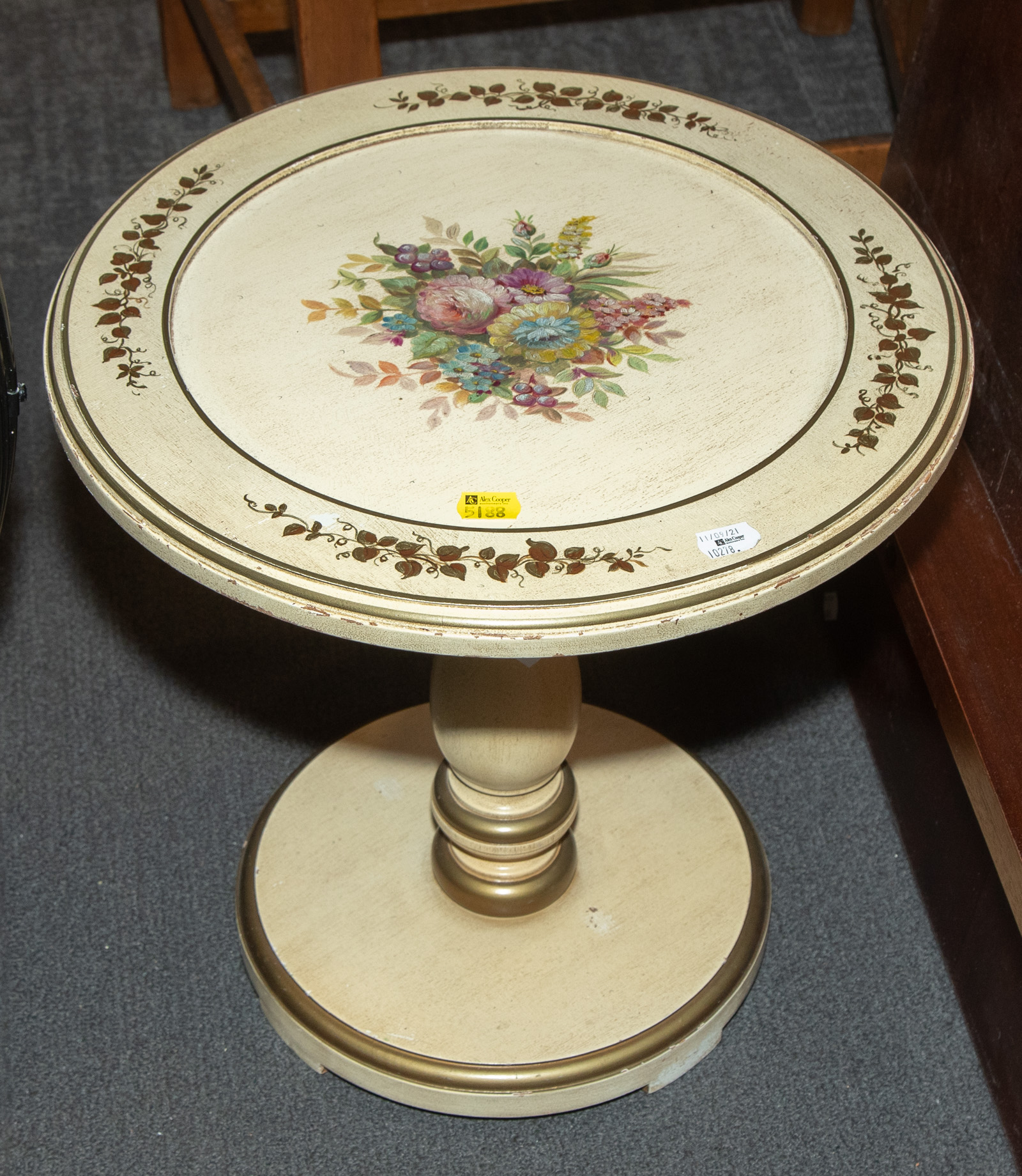 SMALL OCCASIONAL TABLE WITH FLORAL 289c31