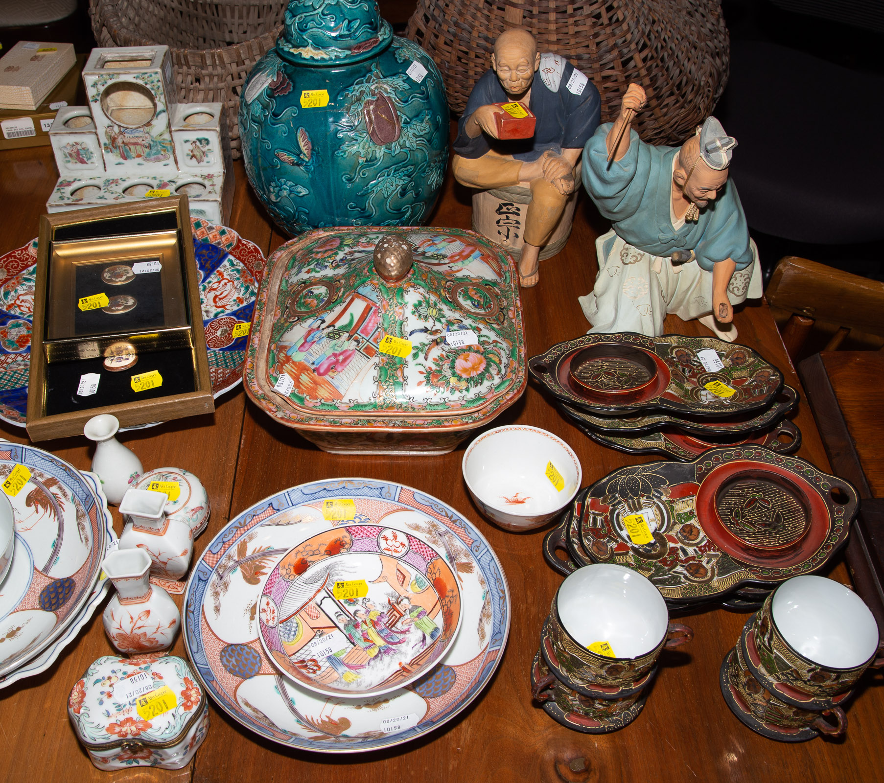 LARGE GROUP OF CHINESE & JAPANESE CERAMICS