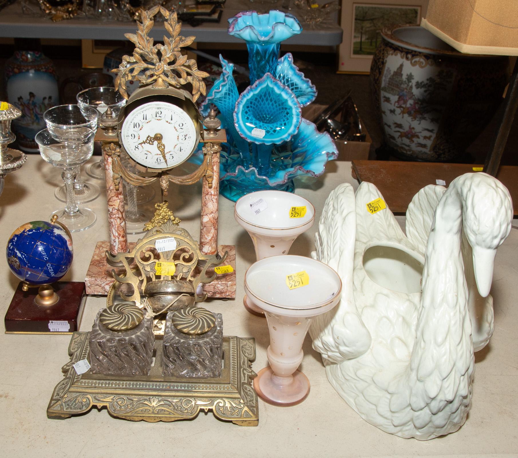 ASSORTED DECORATIVE ITEMS Includes 289c8a