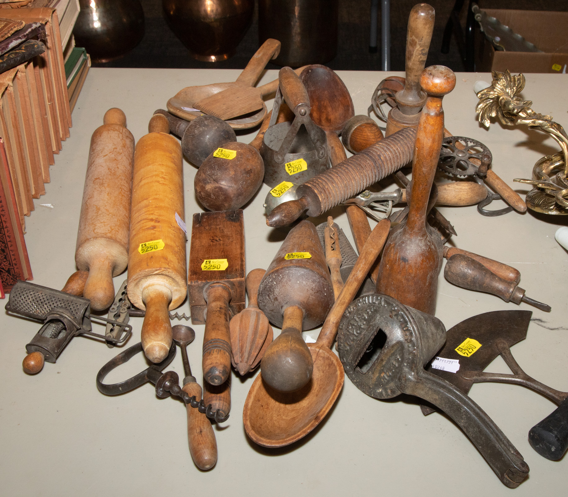 LARGE GROUP OF KITCHEN IMPLEMENTS 289c89