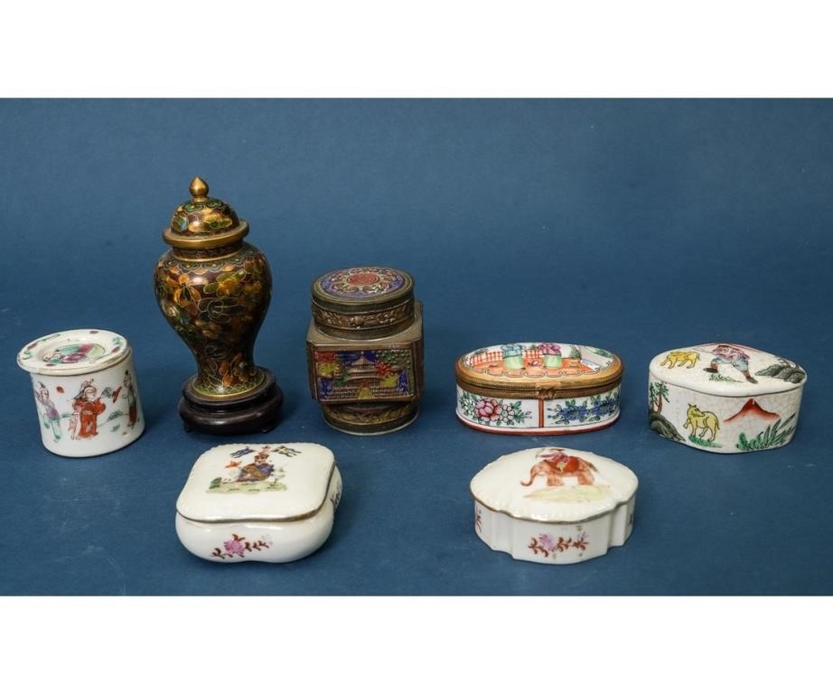 Five small Chinese porcelain boxes,