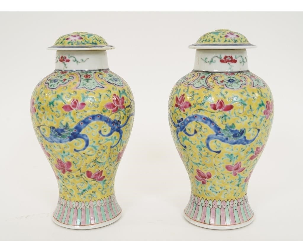 Pair of Chinese porcelain urns 28a36e