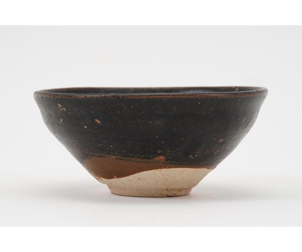 Chinese Jizhou tea bowl with stenciled 28a4a6