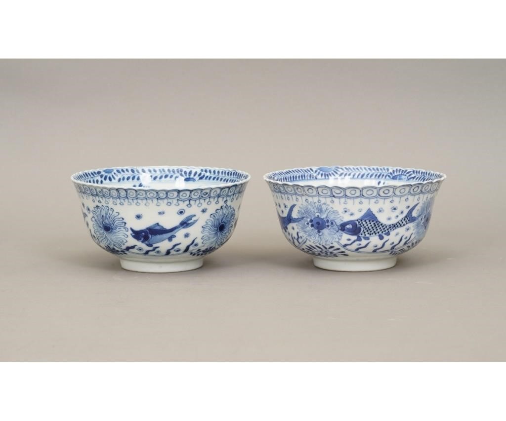 Two similar Chinese porcelain bowls 28a4b5