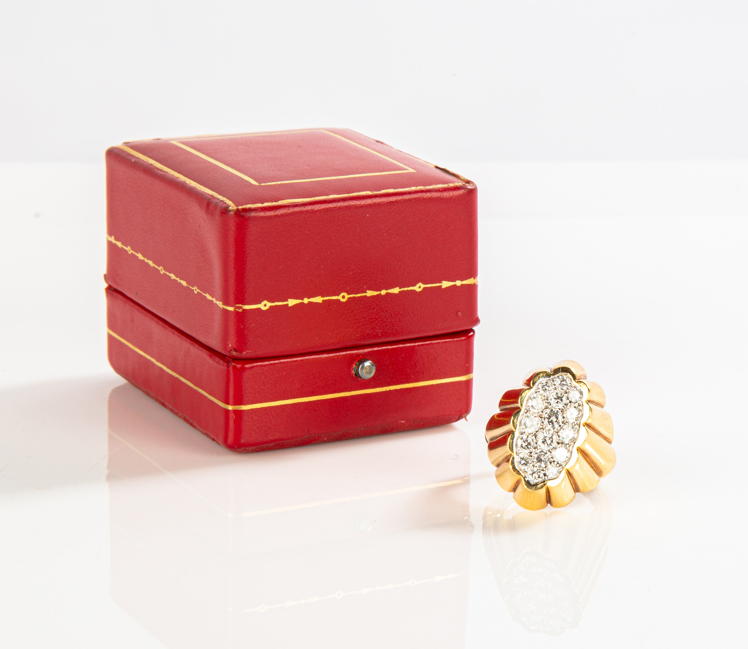 18K GOLD AND DIAMOND CARTIER RING 28d1b2