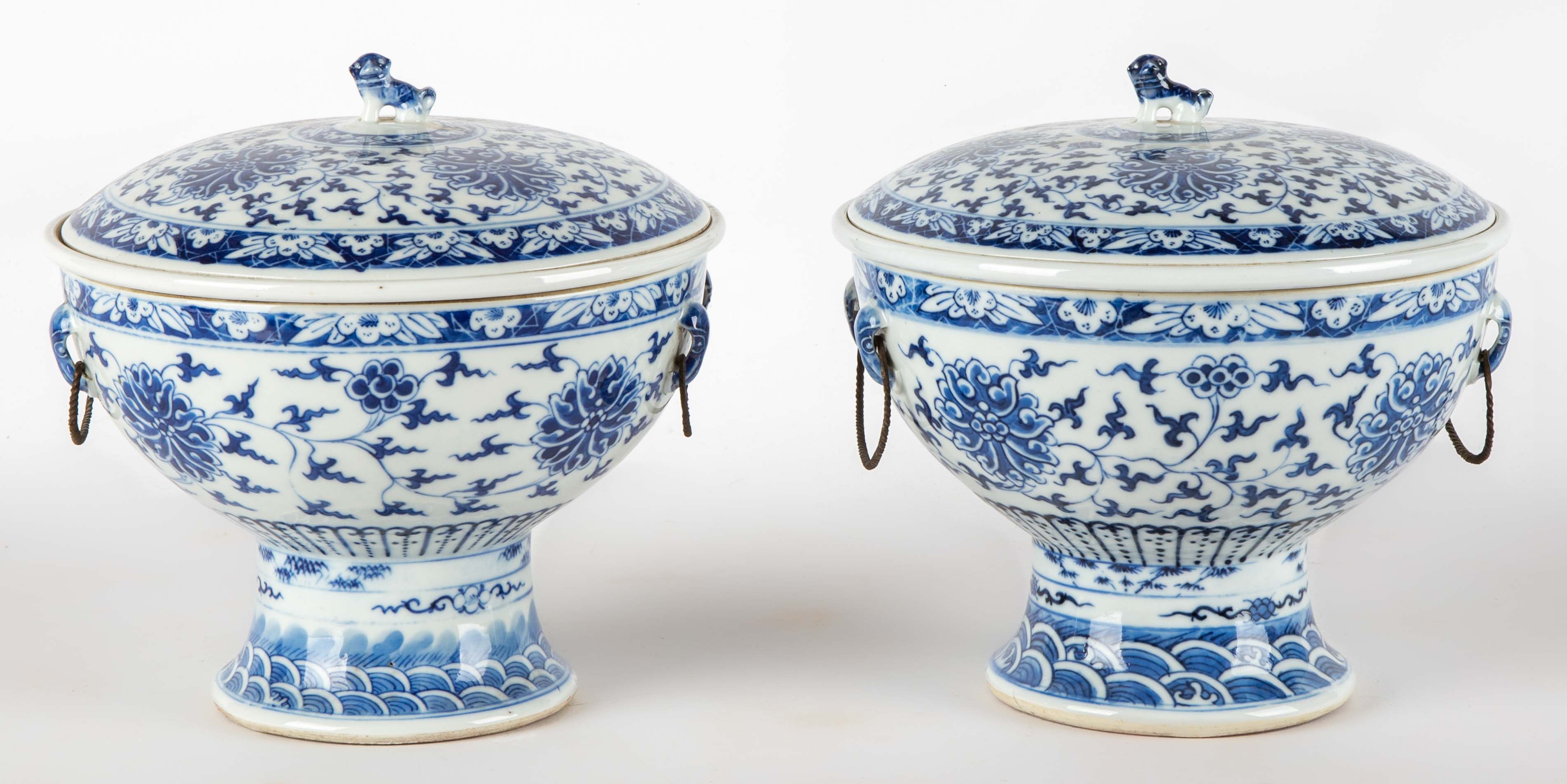PAIR OF CHINESE BLUE AND WHITE PORCELAIN