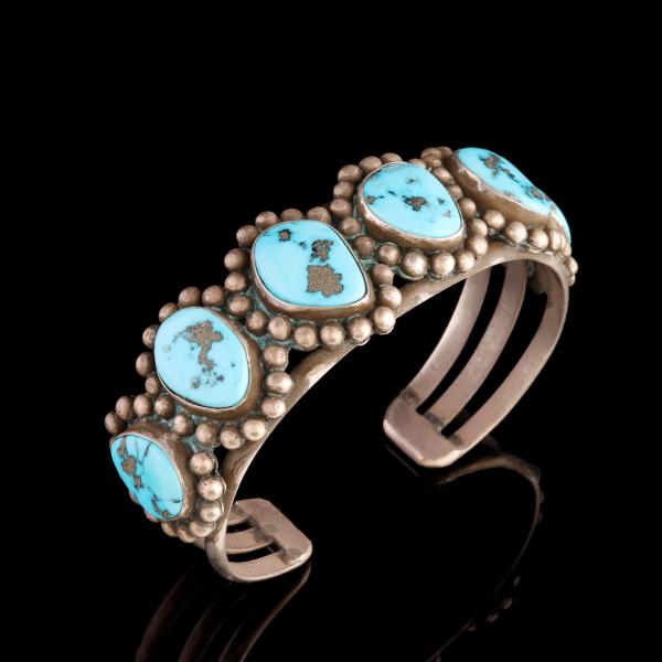 A STERLING SILVER AND KINGMAN TURQUOISE 28e083