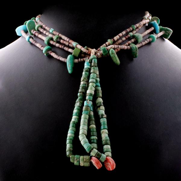 A PUEBLO TURQUOISE AND SHELL NECKLACE 28e08d