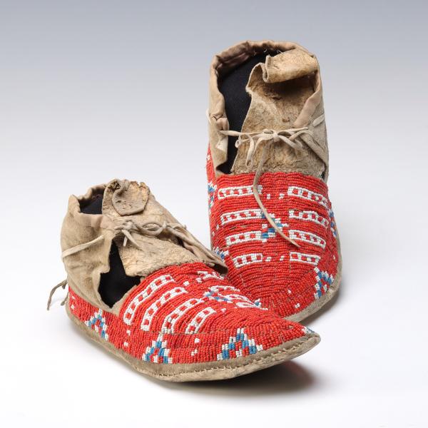 A PAIR NORTHERN PLAINS BEADED MOCCASINS 28e108