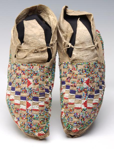 A PAIR NORTHERN PLAINS BEADED MOCCASINS 28e151