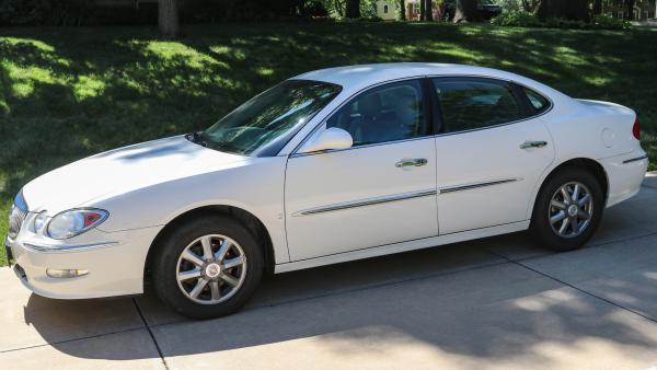 A FOUR DOOR 2008 BUICK LACROSSE