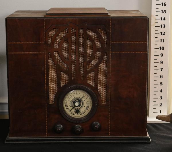 A 1930S ZENITH WOOD CASE TABLET TOP