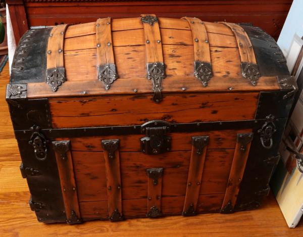 A 19TH C HUMP BACK TRAVEL TRUNKThe 28e43a