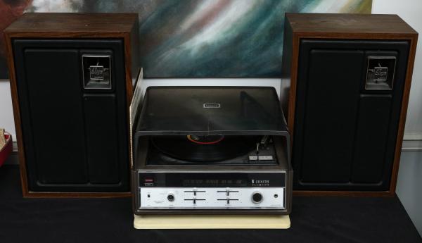 ZENITH AM/FM TUNER WITH TURNTABLE AND