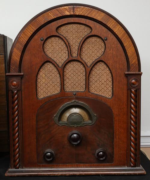 A 1930S ATWATER KENT WOOD CASE