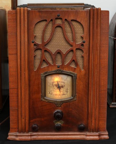 A 1930S WOOD TOMBSTONE CASE TABLE