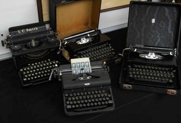 FOUR VINTAGE MANUAL TYPEWRITERSRoyal  28e46b