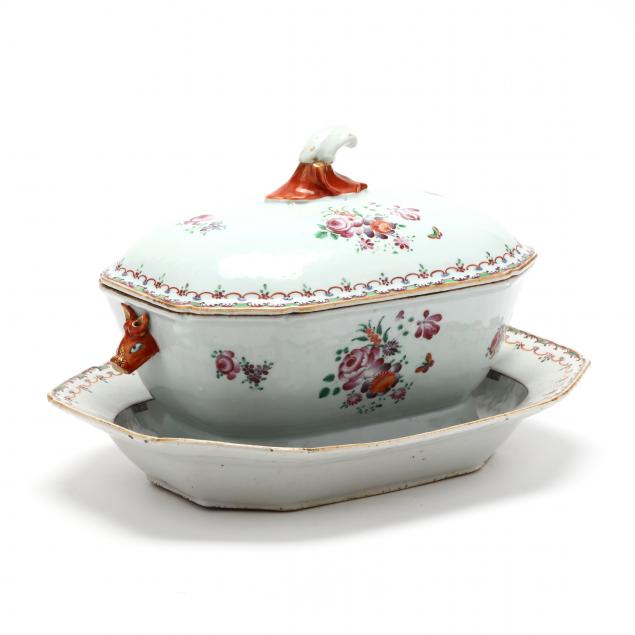 A CHINESE EXPORT PORCELAIN SOUP