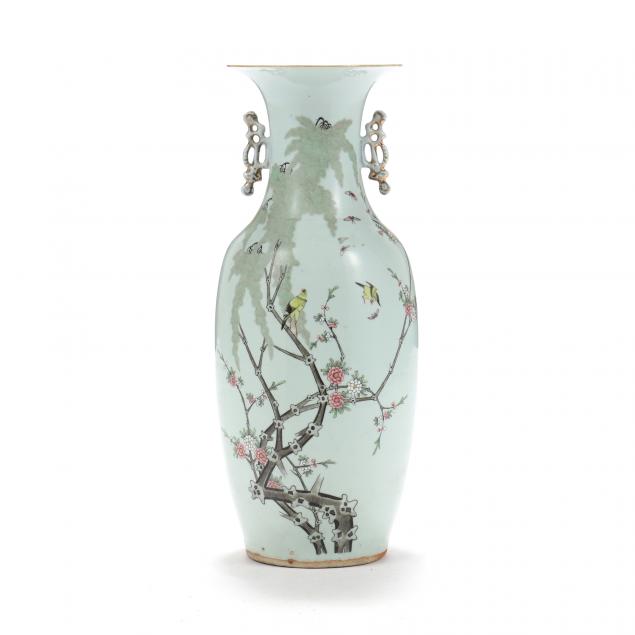 A TALL CHINESE PORCELAIN VASE WITH