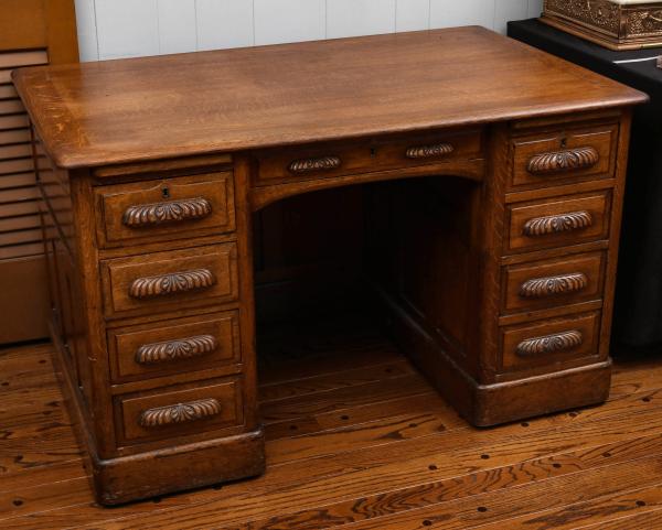 A CIRCA 1900 OAK DESK W FANCY 28e4dd