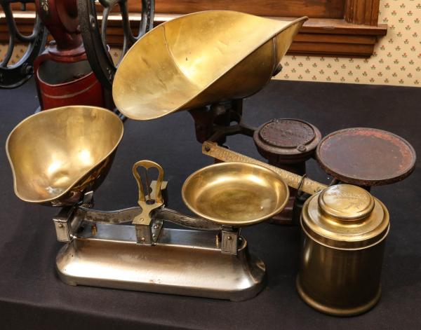 SETS OF SCALES WITH BRASS PANS  28e51c