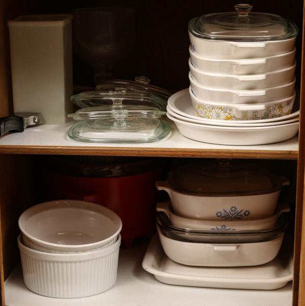 CORNING WARE AND OTHER KITCHEN ITEMSONSITE