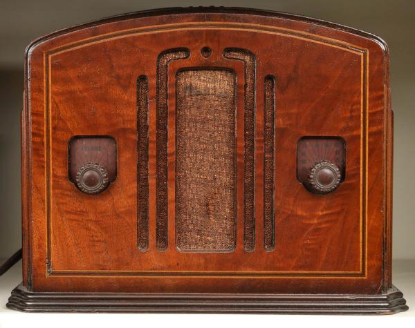 A 1930S PHILCO WOOD CASE TABLE TOP RADIOAn