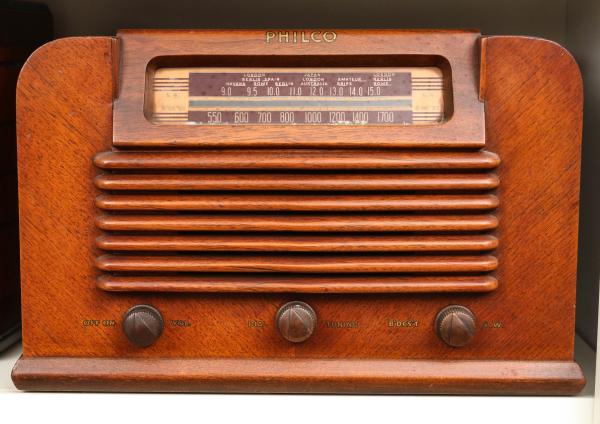 A 1940S PHILCO WOOD CASE TABLE TOP RADIOPhilco