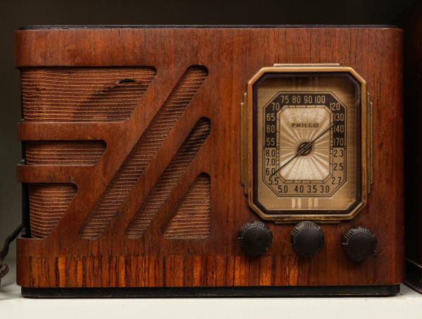 A 1930S PHILCO WOOD CASE TABLE TOP RADIOAs