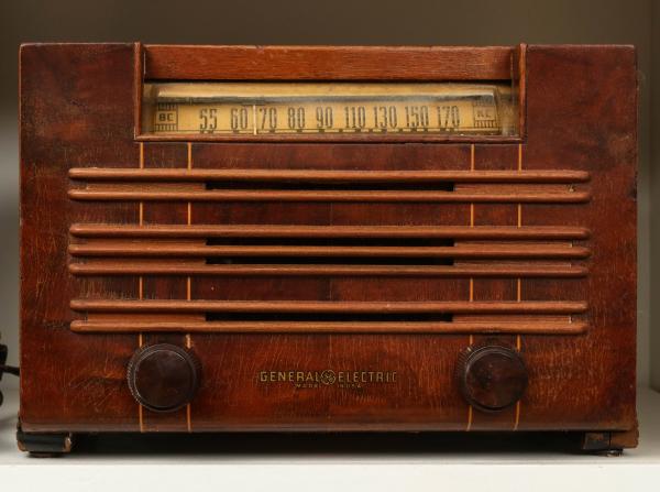 A 1930S GENERAL ELECTRIC WOOD CASE