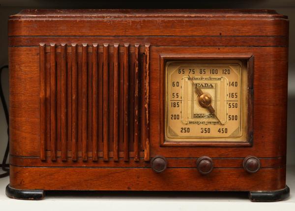 A 1930S WOOD CASE TABLE TOP RADIONot