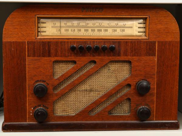 A 1930S PHILCO WOOD CASE TABLE TOP RADIOThe