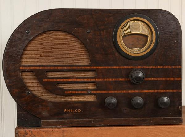 A 1930S WOOD CASE TABLE TOP RADIOONSITE