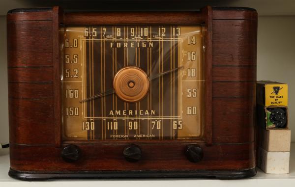 A 1930S WOOD CASE TABLE TOP RADIOONSITE 28e558