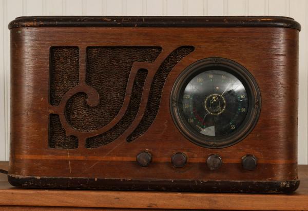 A 1930S WOOD CASE TABLE TOP RADIOONSITE