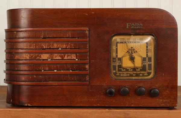 A 1930S WOOD CASE TABLE TOP RADIOONSITE 28e568