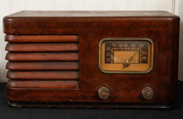 A 1930S WOOD CASE TABLE TOP RADIOONSITE