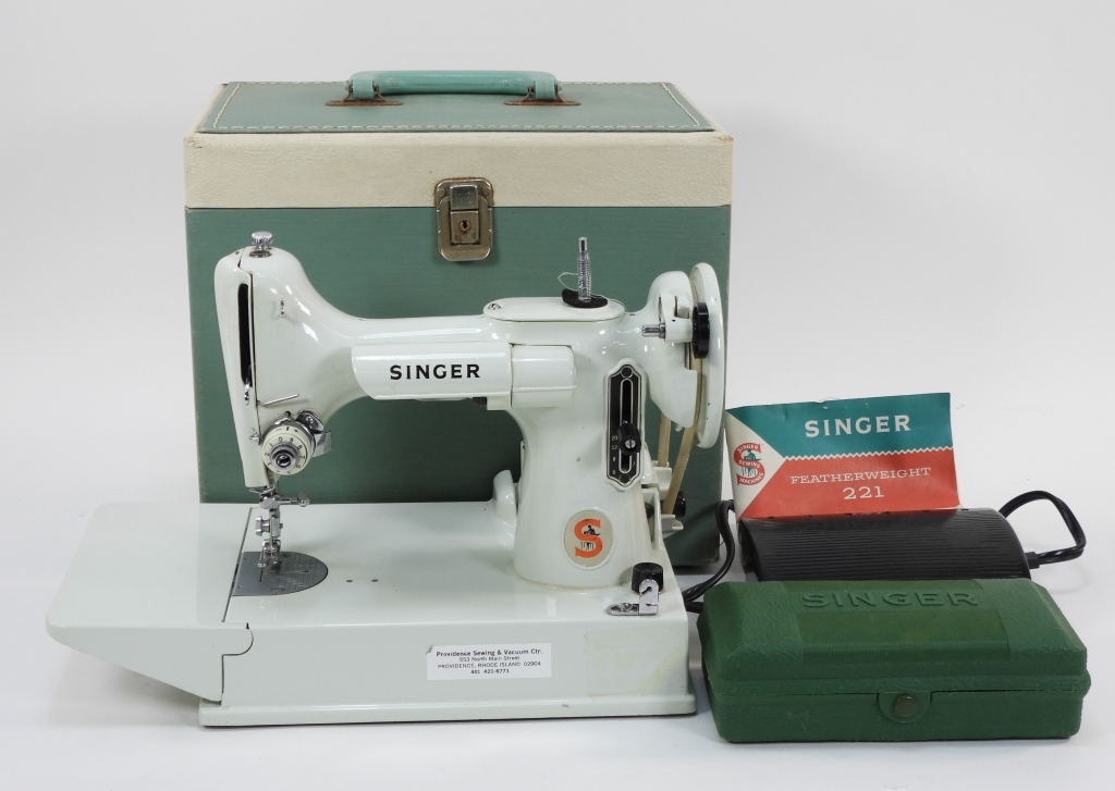 SINGER FEATHERWEIGHT 221K SEWING