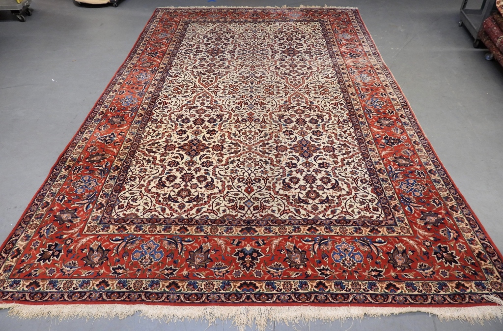 ANTIQUE ISFAHAN RUG Middle EastLate 299a4b