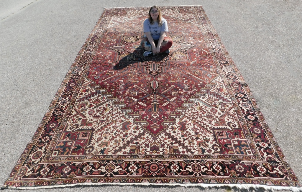 OVERSIZED ANTIQUE HERIZ RUG Middle