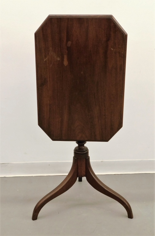 C.1800 FEDERAL MAHOGANY TILT TOP