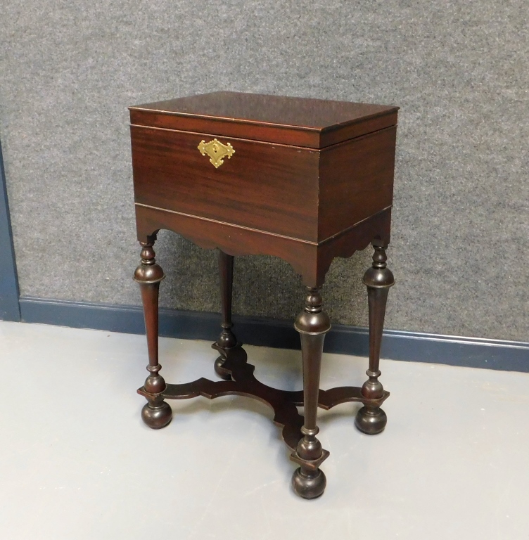 MAHOGANY CHEST ON STAND HUMIDOR 29a39d