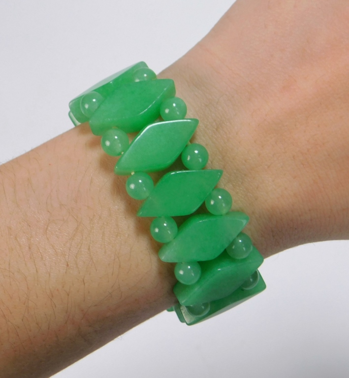 CHINESE CARVED JADEITE BRACELET