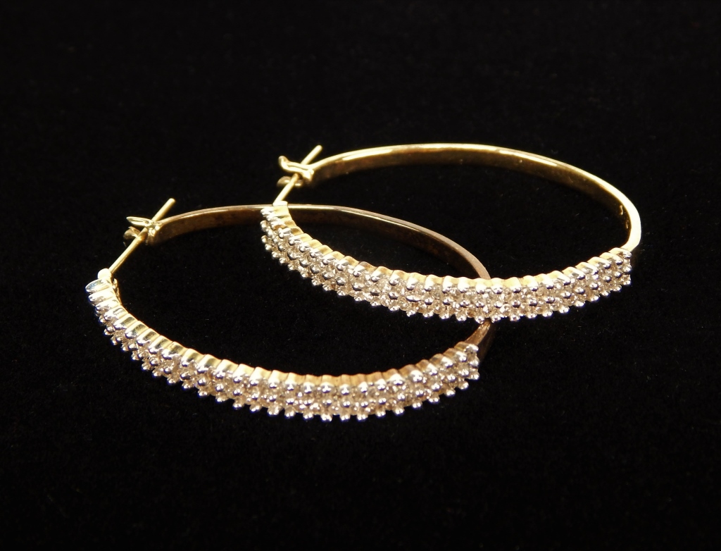 10K GOLD DIAMOND LADY S HOOP EARRINGS 29a6e5