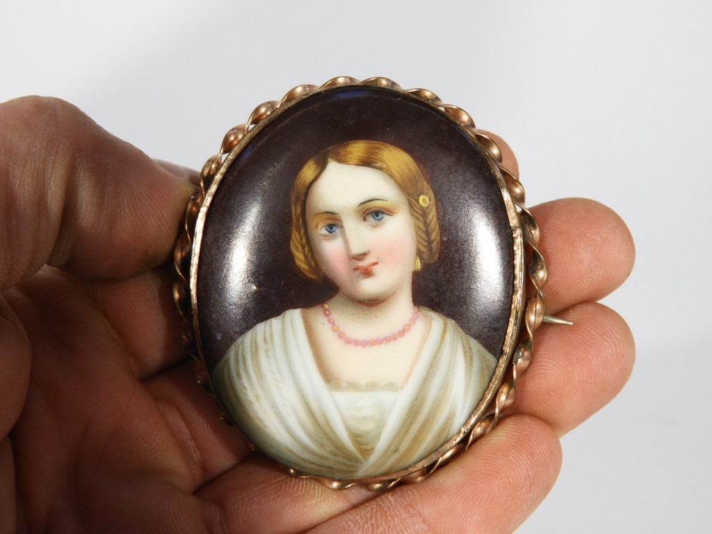 19C GERMANY PAINTED PORCELAIN BROOCH 29a6ee