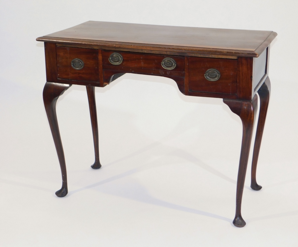 AMERICAN QUEEN ANNE MAHOGANY DRESSING